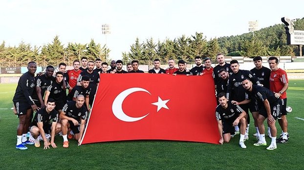 Beşiktaşlı futbolculardan Cumhuriyet'in 100. yılı kutlaması